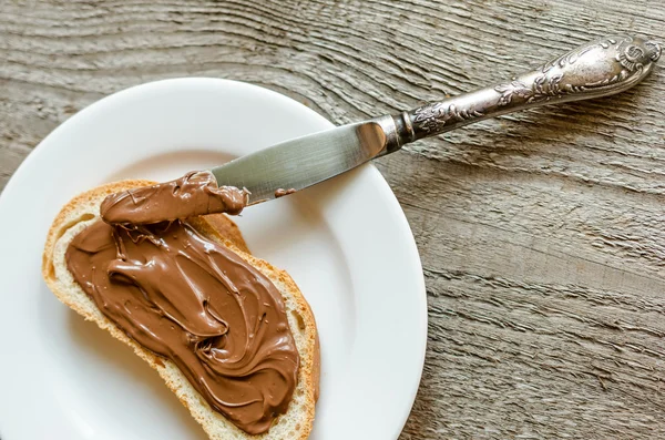 Кусок хлеба с шоколадным кремом — стоковое фото