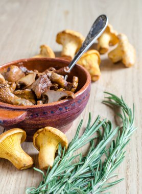 kavrulmuş altın chanterelles