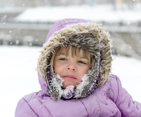 Маленькая девочка в снежном парке — стоковое фото