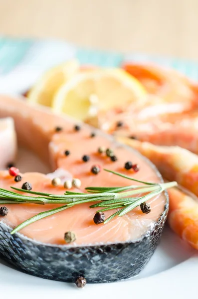 Salmone e gamberetti — Foto Stock