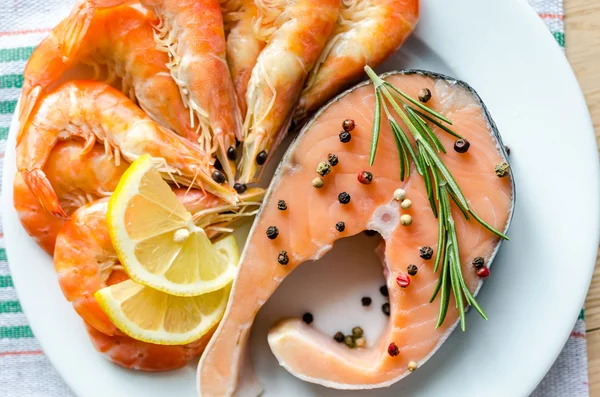 Salmon & shrimps — Stock Photo, Image