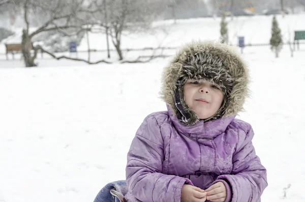 Маленькая девочка в снежном парке — стоковое фото