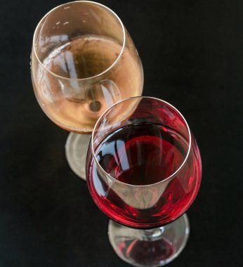 kadehlerin kırmızı ve beyaz şarap ile