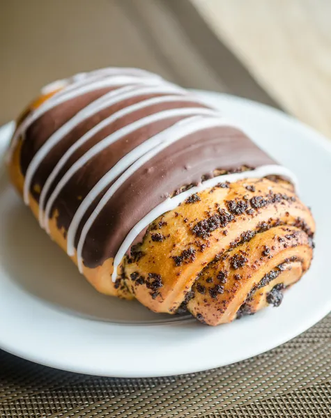 Pão de chocolate com sementes de papoila — Fotografia de Stock