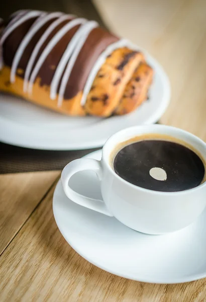 Pan de chocolate con taza de café — Foto de Stock
