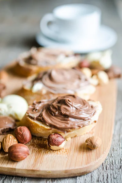 Potongan roti dengan krim coklat dan kacang-kacangan — Stok Foto
