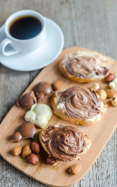 Sneetjes brood met chocolade crème en noten — Stockfoto