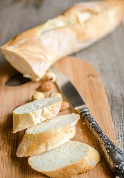 Baguette di pane francese affettato — Foto Stock