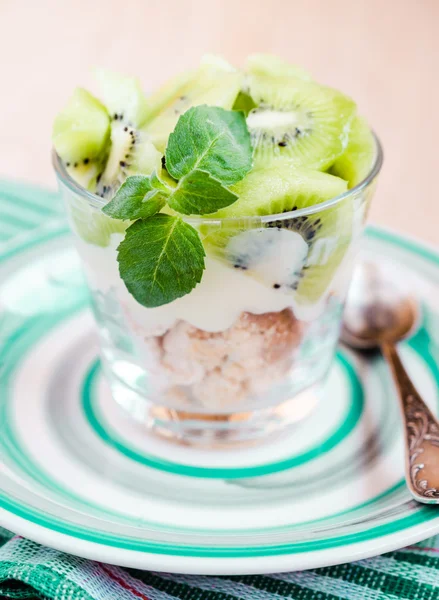 Kiwi Eton bagunça - sobremesa com merengue, chantilly e frutas — Fotografia de Stock