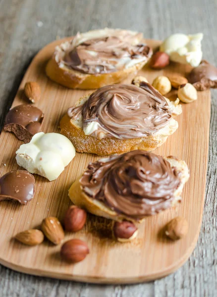 Slices of bread with chocolate cream and nuts — Stock Photo, Image