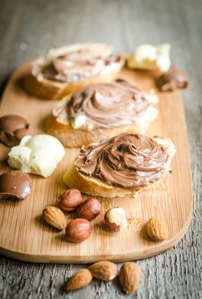 Szelet kenyér, dió és csokoládé krémmel — Stock Fotó