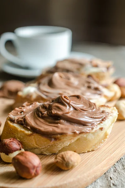 Slices of bread with chocolate cream and nuts — Stock Photo, Image
