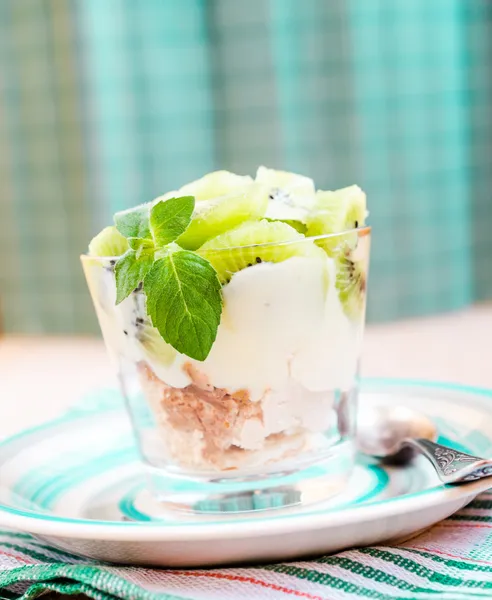 Kiwi Eton mess - dessert à la meringue, crème fouettée et fruits — Photo