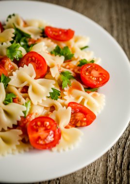 Farfalle makarna domates ile