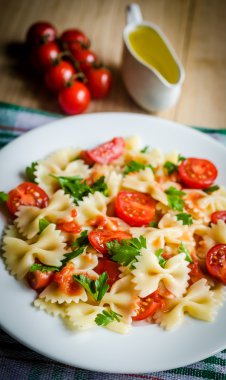 Farfalle makarna domates ile