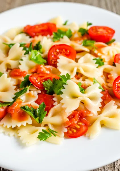 Farfalle pasta with cherry tomatoes — Stock Photo, Image