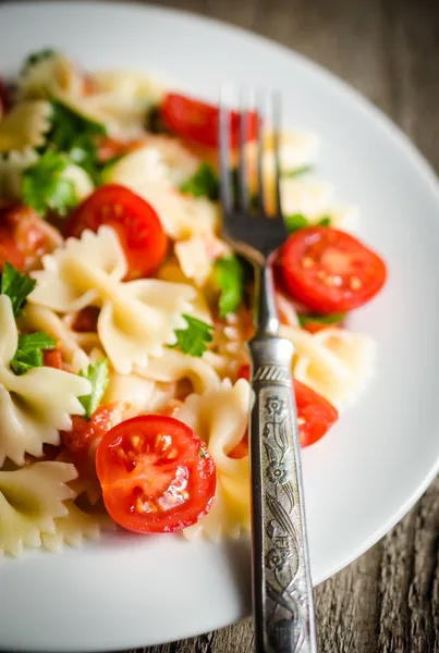 Farfalle pasta with cherry tomatoes — Stock Photo, Image