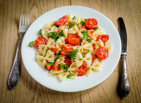 Farfalle macarrão com tomate cereja — Fotografia de Stock