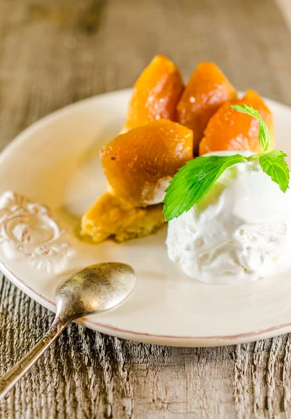 Tarte tatin francouzský dezert — Stock fotografie