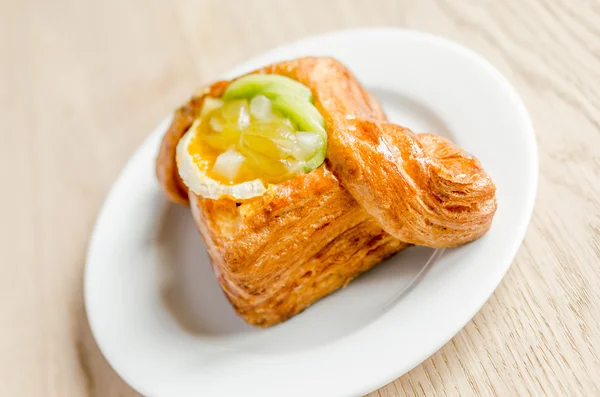 Puff pastry with fruits — Stock Photo, Image