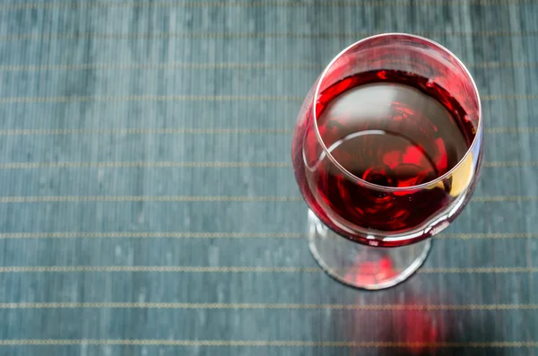 Rode wijn in een wijnglas. Het bovenaanzicht — Stockfoto
