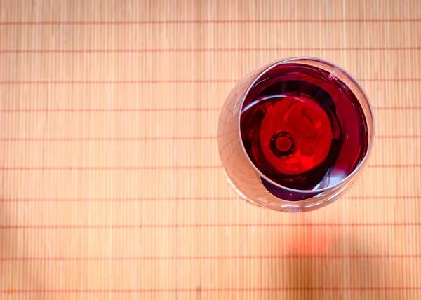 Vin rouge dans un verre à vin. La vue du dessus — Photo