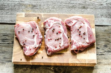 Beyaz tabak biftekpişmemiş domuz biftek