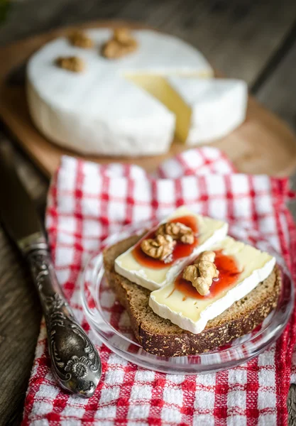 카망베르는 빵에 슬라이스 — 스톡 사진