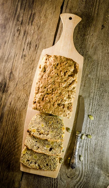 Pane irlandese con cereali e uva passa — Foto Stock