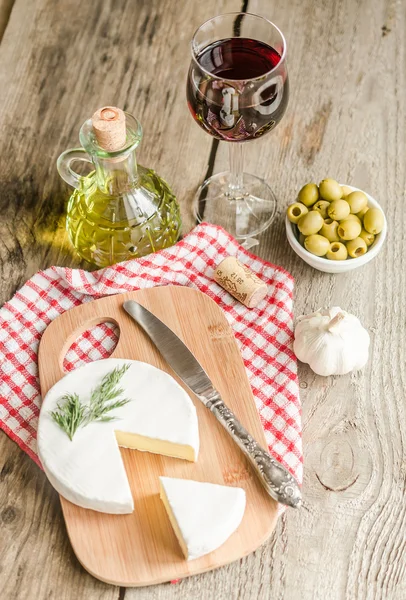 Camembert kaas en rode wijn — Stockfoto