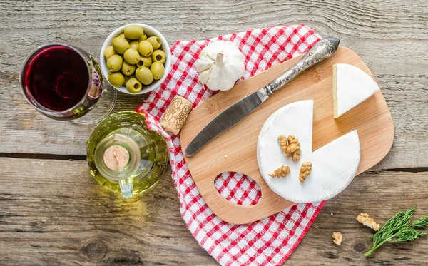 Camembert kaas en rode wijn — Stockfoto