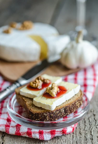 Camembert fatiado no pão — Fotografia de Stock