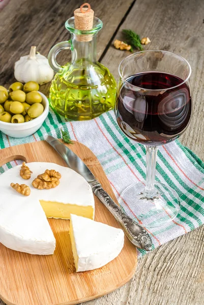 Queijo Camembert e vinho tinto — Fotografia de Stock