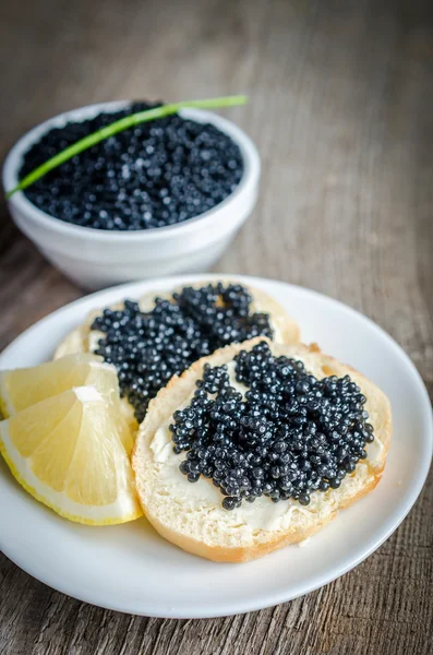 Broodjes met zwarte kaviaar — Stockfoto