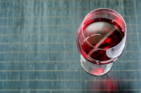 Rode wijn in een wijnglas. Het bovenaanzicht — Stockfoto