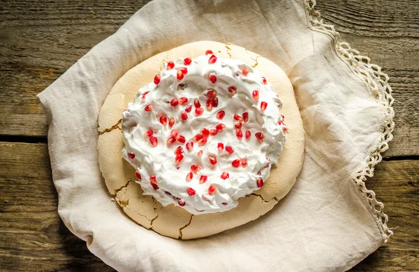 Pavlova meringue with pomegranate seeds — Stock Photo, Image