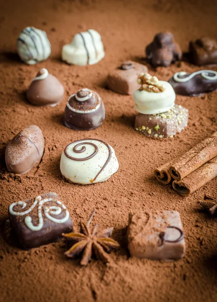 Luxury chocolate candies with cocoa background — Stock Photo, Image