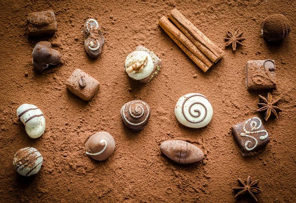 Luxury chocolate candies with cocoa background — Stock Photo, Image