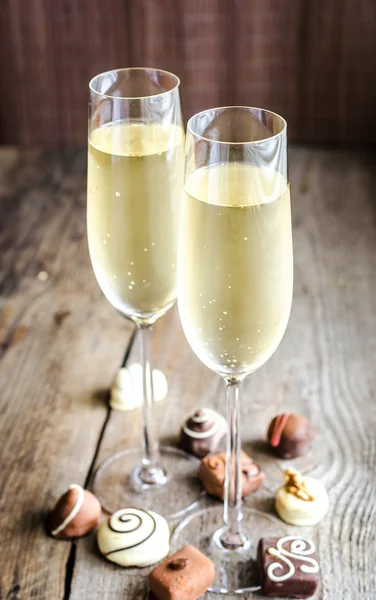 Dos copas de champán con caramelos Imagen de stock
