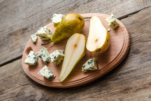 Blue cheese with pears — Stock Photo, Image