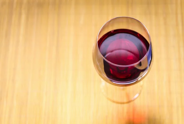 Красное вино в бокале. Вид сверху — стоковое фото