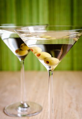 iki zeytin martini kokteyl