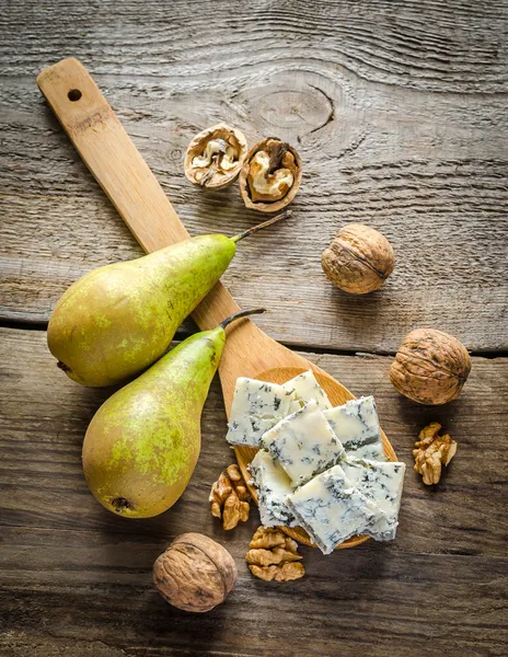 Blue cheese with pears and walnuts — Stock Photo, Image