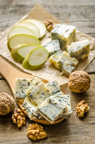 Blue cheese with pears and walnuts — Stock Photo, Image