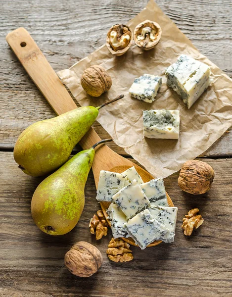 Blue cheese with pears and walnuts — Stock Photo, Image