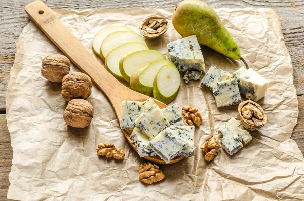 Blue cheese with pears and walnuts — Stock Photo, Image