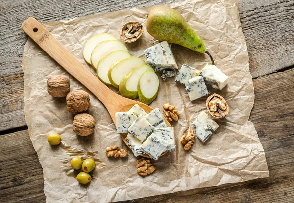 Mavi peynir ile armut ve ceviz — Stok fotoğraf