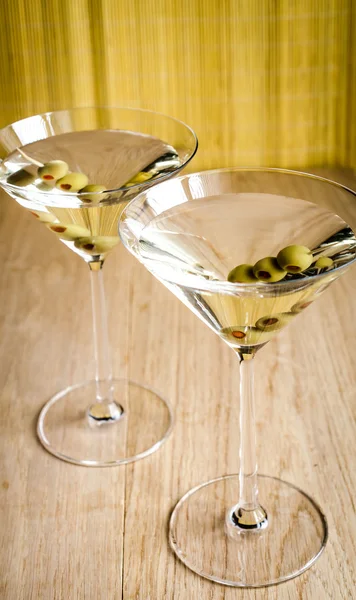 Two olive martini cocktails on the board — Stock Photo, Image