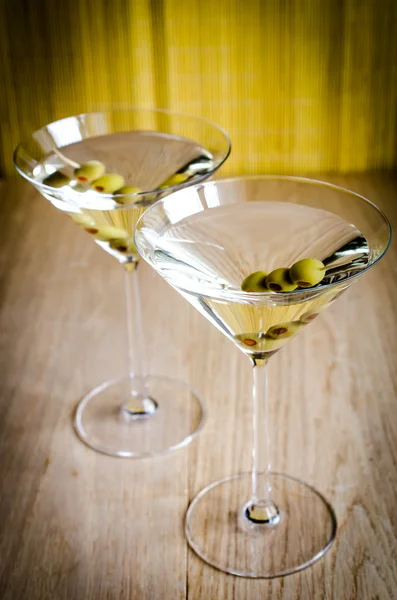 Two olive martini cocktails on the board — Stock Photo, Image