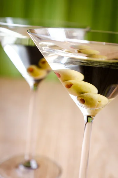 Twee olijf martini cocktails — Stockfoto